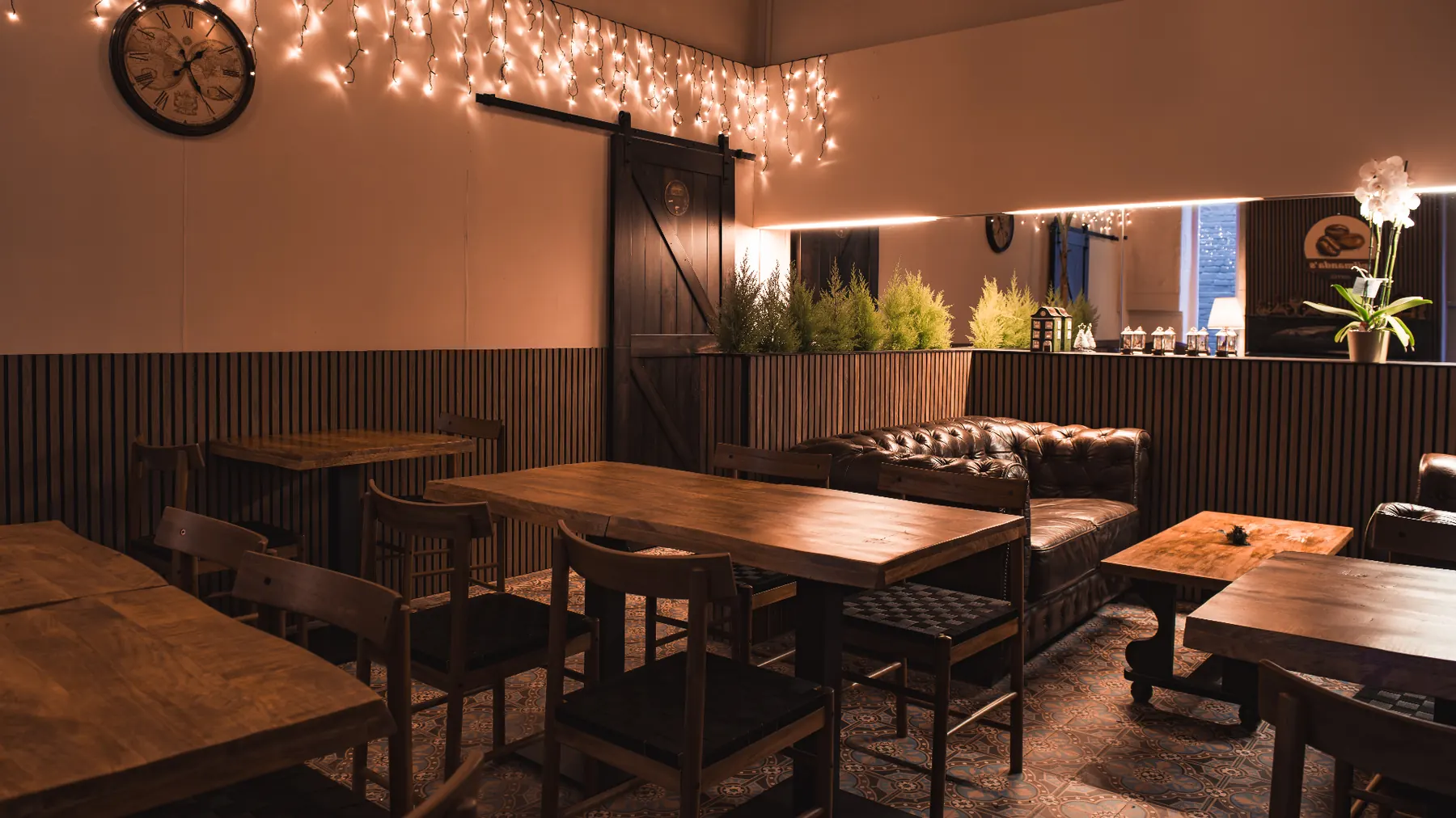 Interieur van koffiebar Wilmanda in Kortrijk met warm hout en zacht licht
